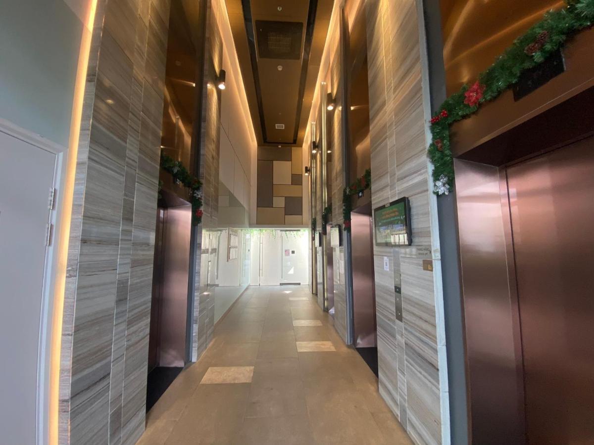 Luxury River Panorama View For 5 - Rooftop Infinity Pool + Sauna Near Q1 + Secc